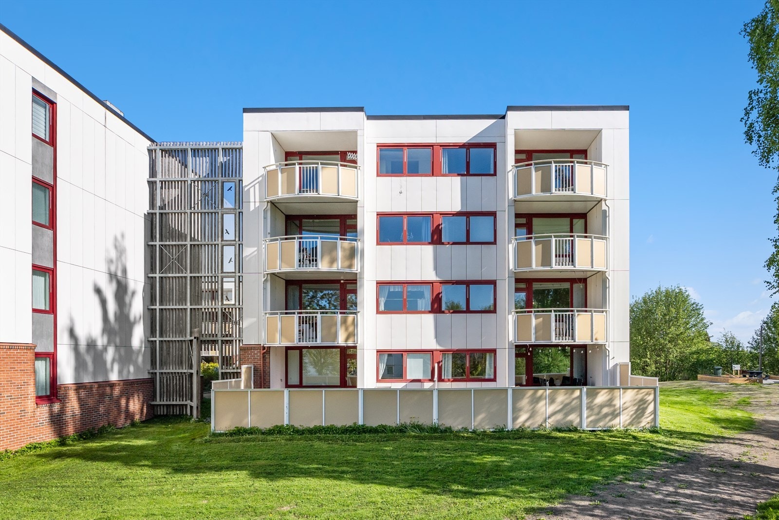 Her bor man i et stille og rolig område, like ved buss, butikker, treningssenter og flotte turmuligheter i
marka. Galleribilde