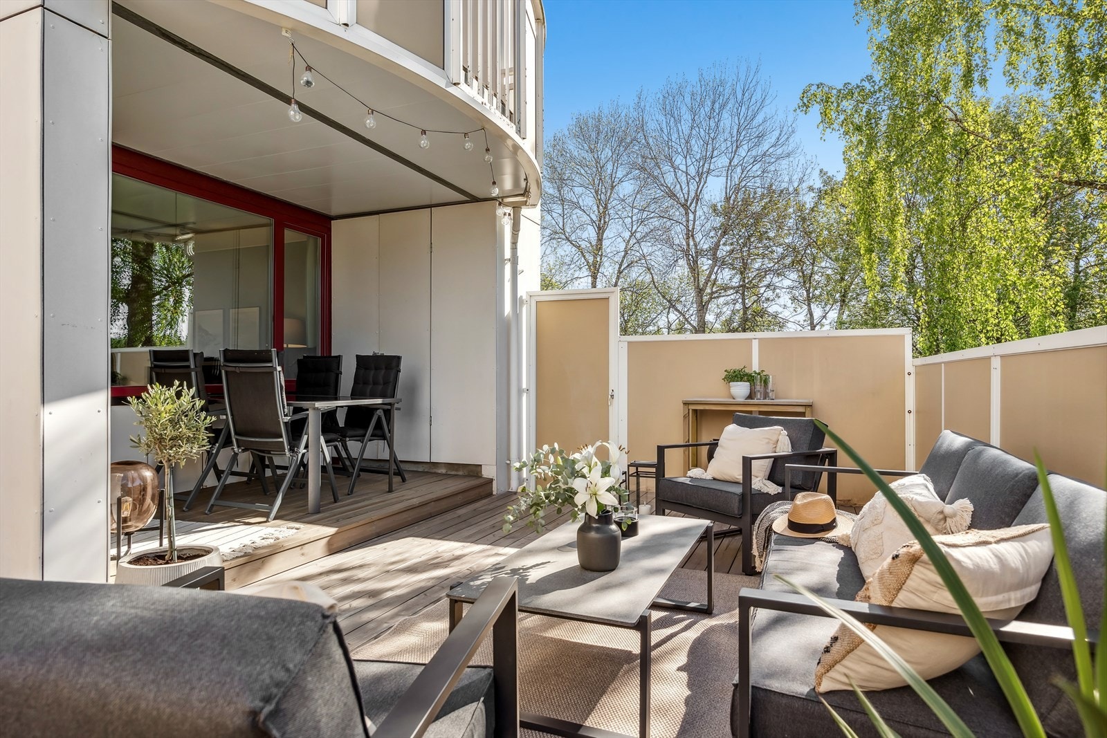 Utenfor stuen har leiligheten en herlig og dels overbygd terrasse på ca. 33 kvm, med egen bod og levegger
for skjerming. Galleribilde