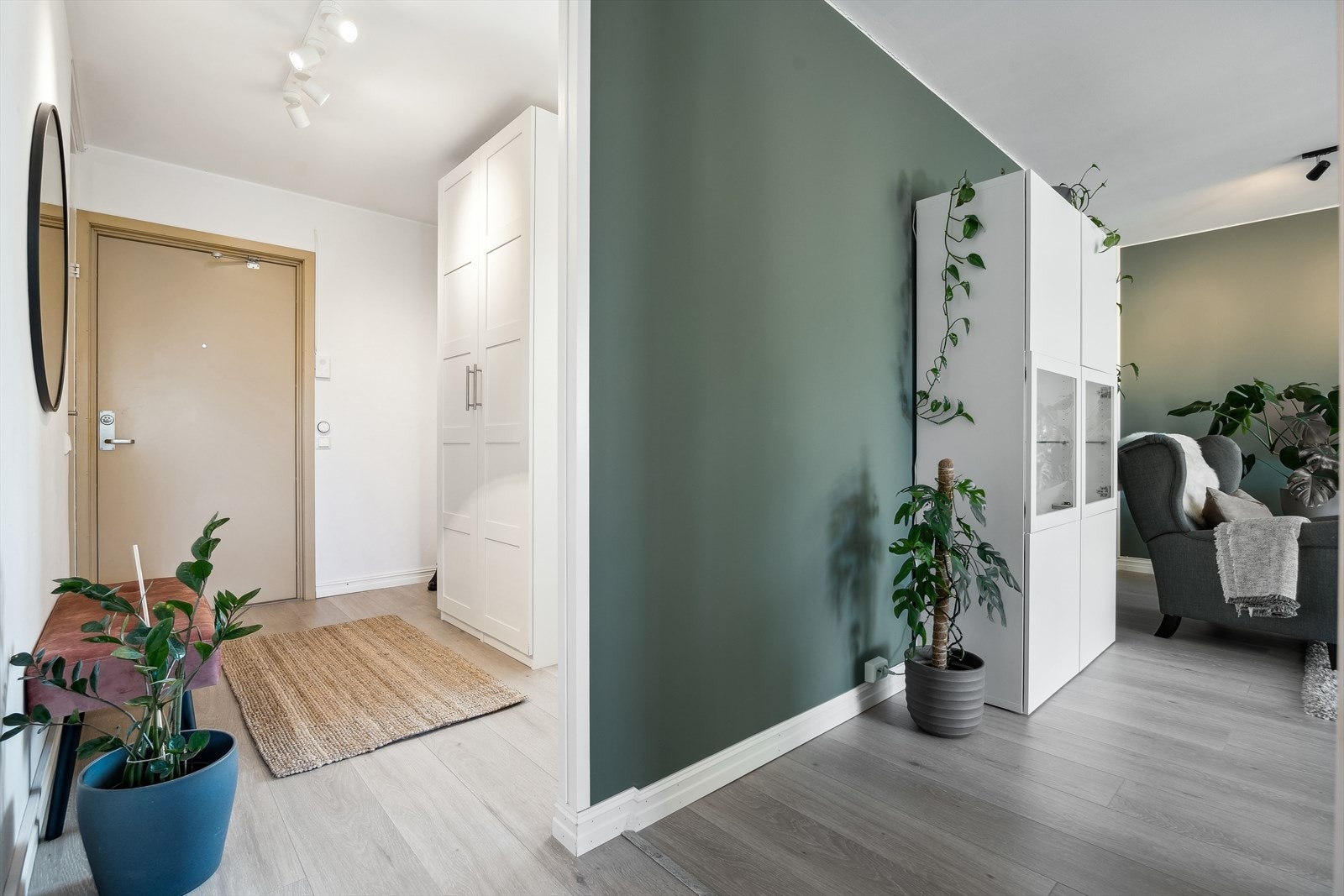 1-stavs laminatgulv bidrar til flytende overgang mellom de ulike rommene. Galleribilde