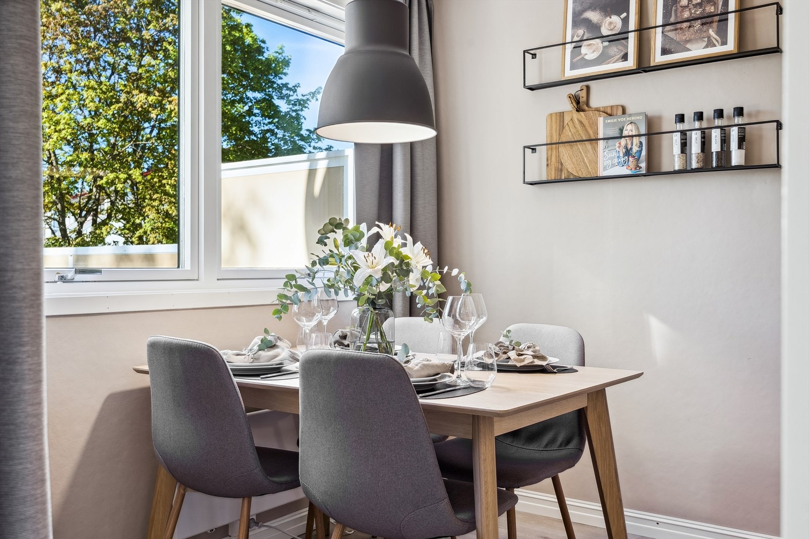 En egen spiseplass innbyr til både rolige morgenstunder og hyggelige middager. Galleribilde