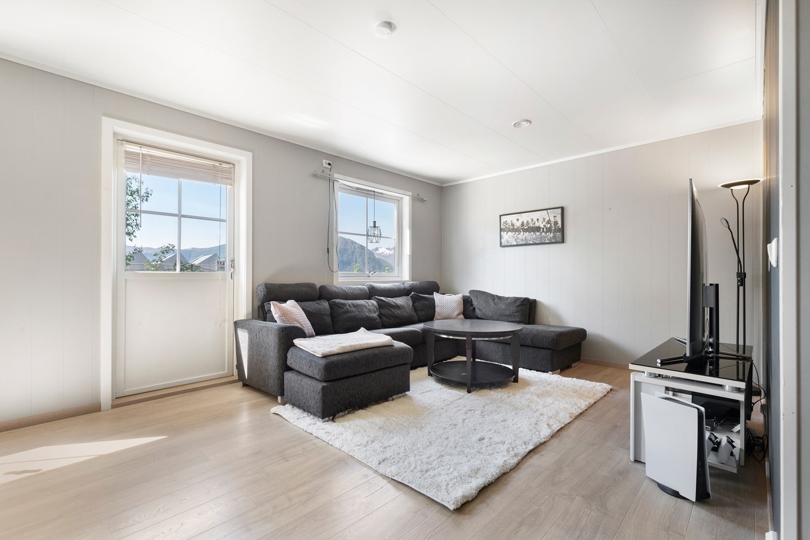 Lys stue med tilkomst til solrik altan, her er det mulighet for et tredje soverom Galleribilde