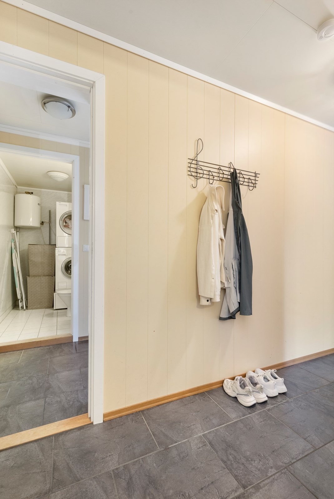 Hovedinngang, med tilkomst til den mulige hybelen. Galleribilde