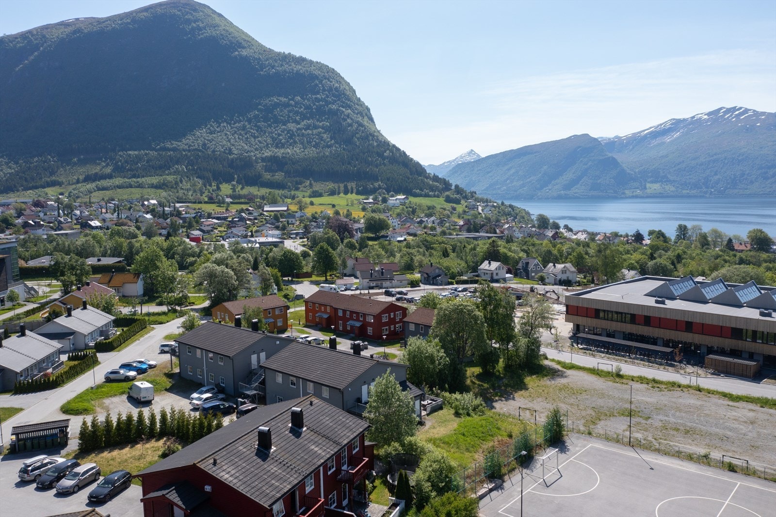 Eiendommen har en enkel adkomst og solrik beliggenhet Galleribilde