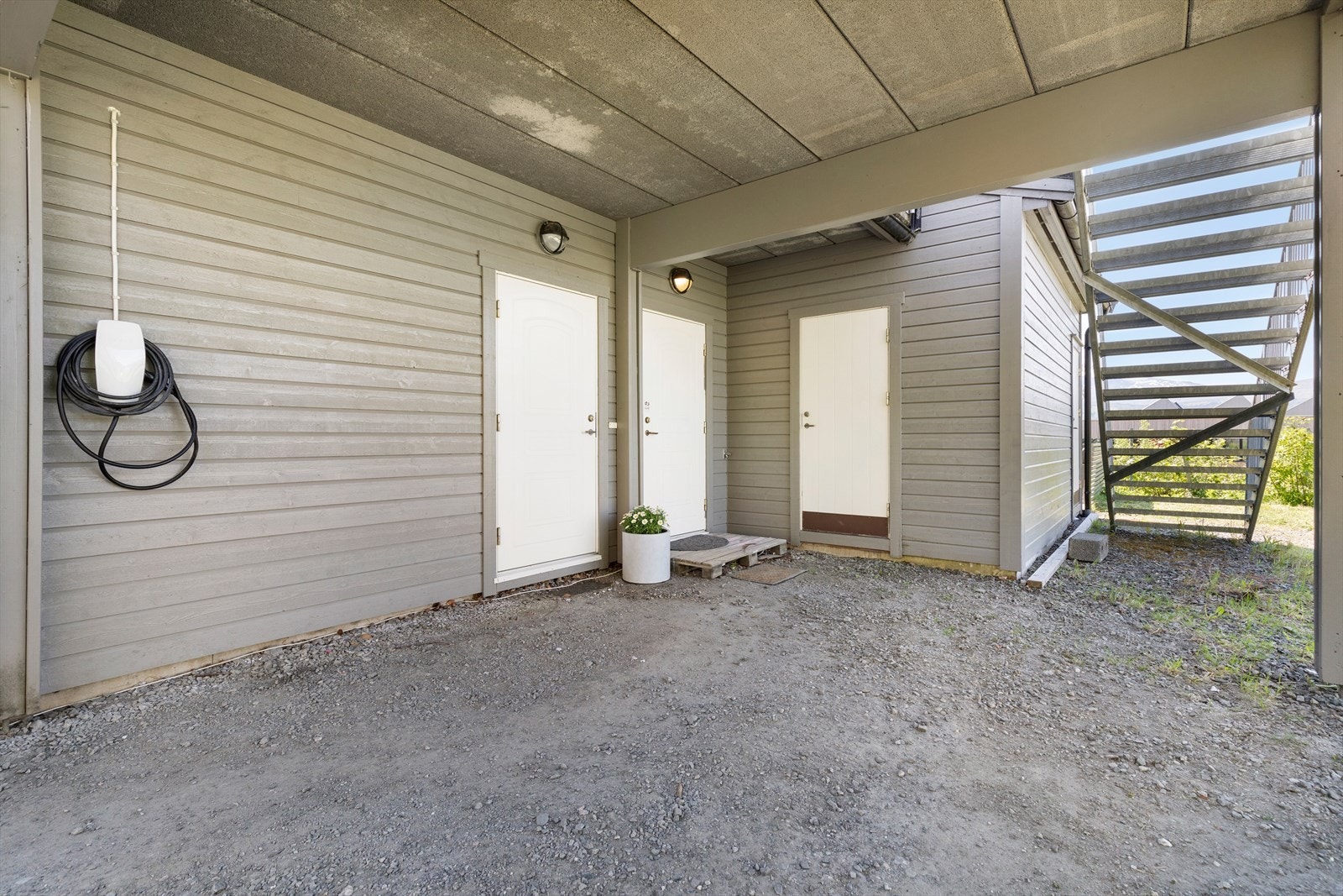 Inngangsparti er overbygd og her er det plass for en en bil, el-billading er installert Galleribilde