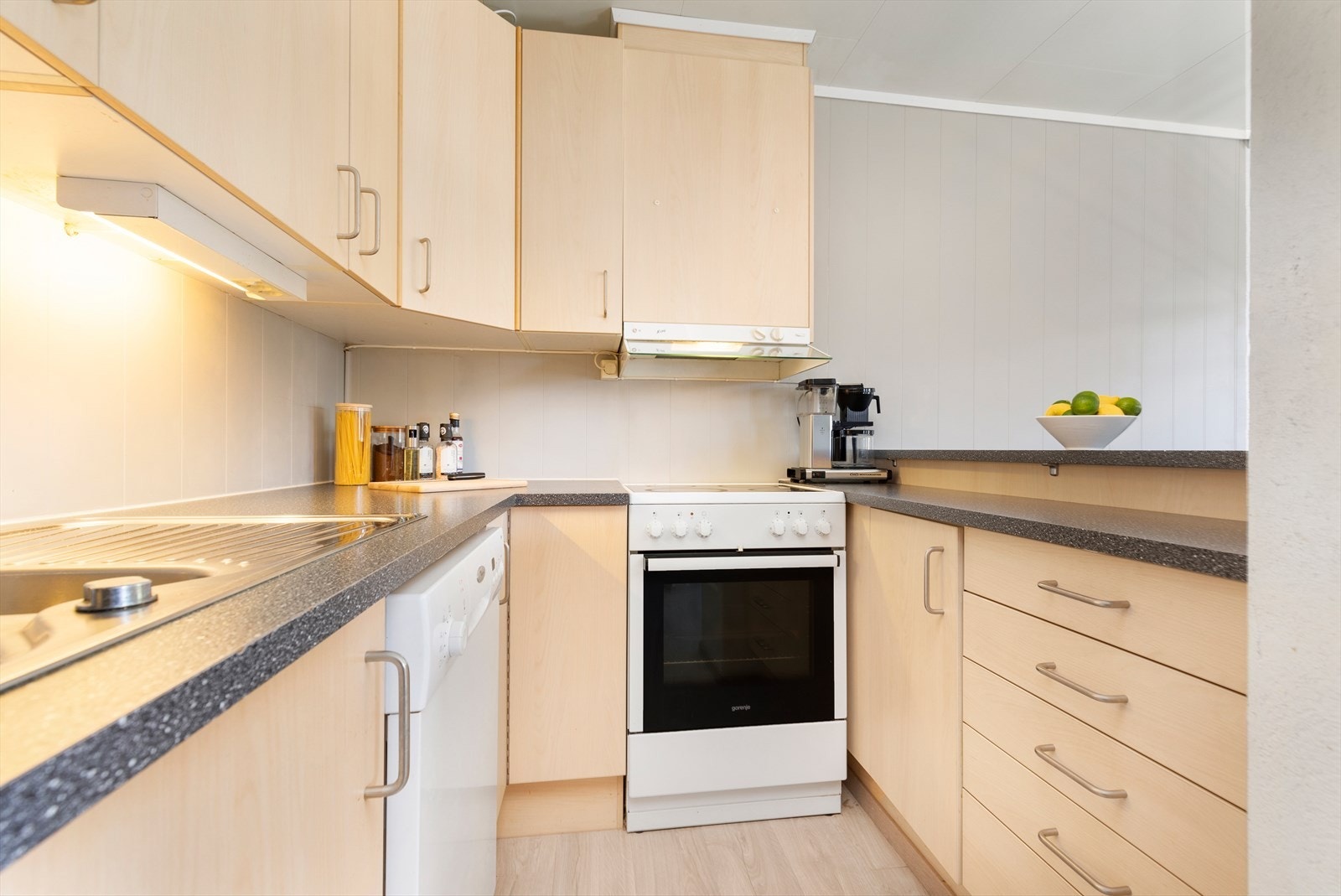 Kjøkken med praktisk benk for eksta lagring Galleribilde