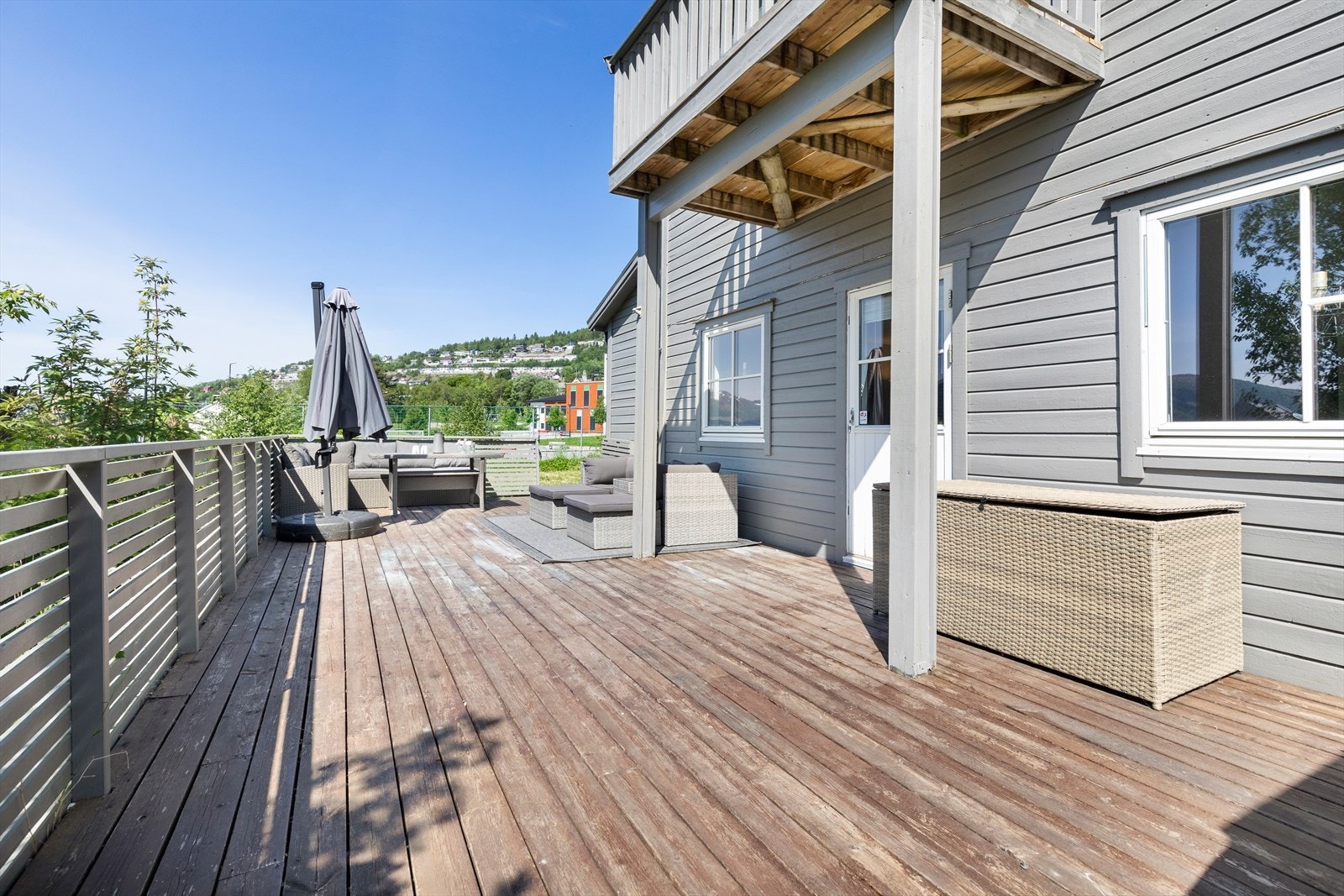 Leiligheten har en stor, solrik altan med utsikt over Volda og fjorden Galleribilde