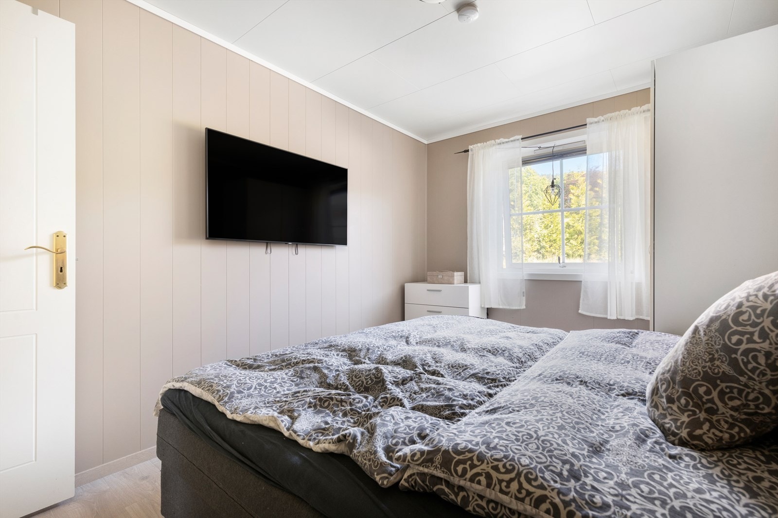 Plass for stor seng og garderobe Galleribilde