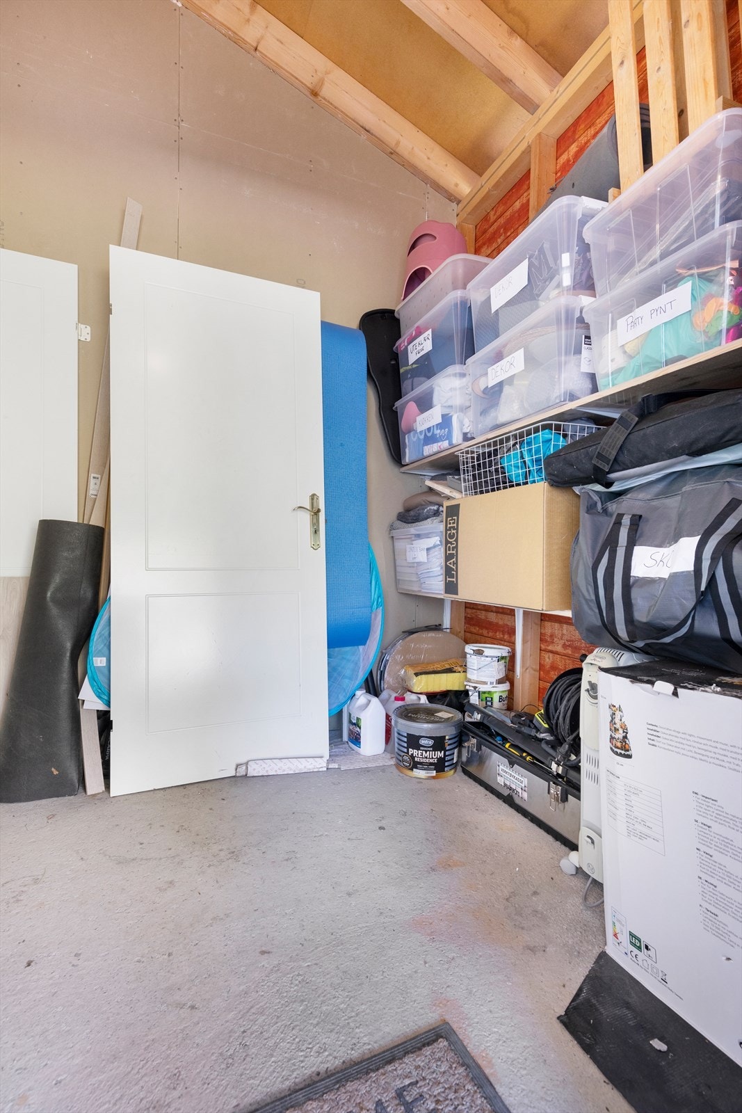 Utvendig bod med god takhøyde som gir gode lagringsmuligheter Galleribilde