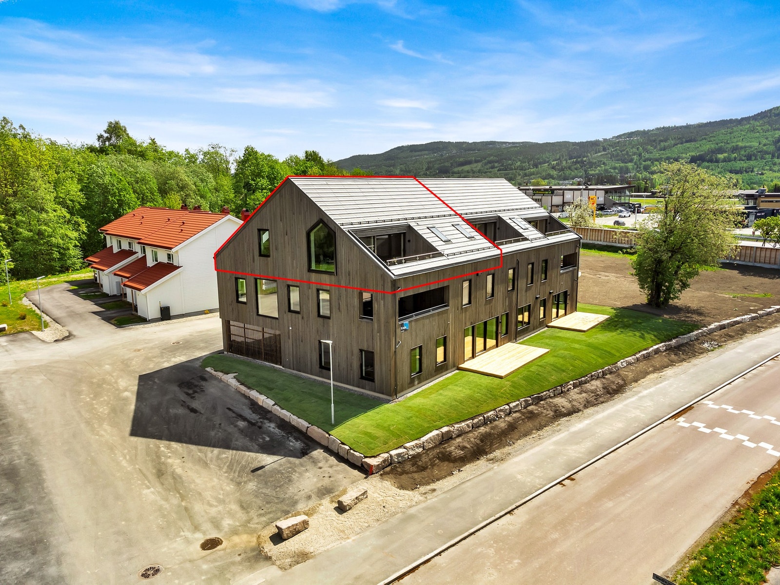 Leiligheten går over 2 plan (2.etg og 3.etg) og har adkomst via felles inngang og trappegang i 1.etg. Galleribilde