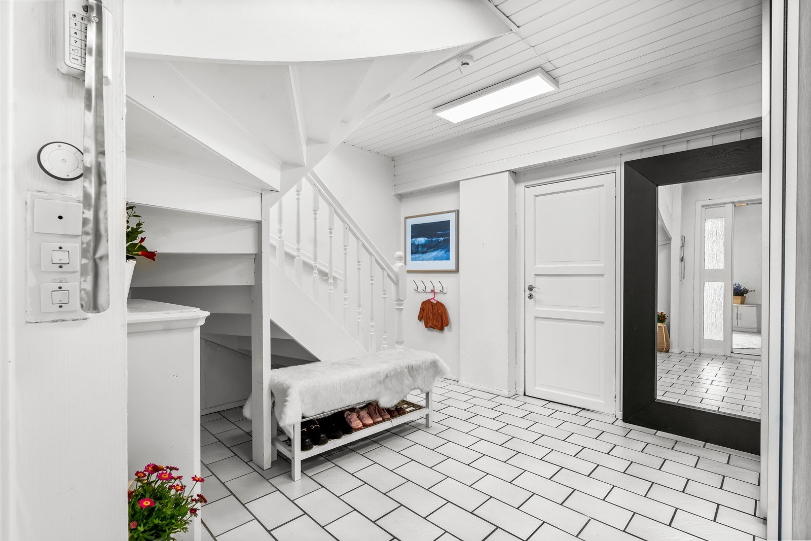 Når du kommer inn i boligen, er det første du møter en lys og romslig entré. Galleribilde