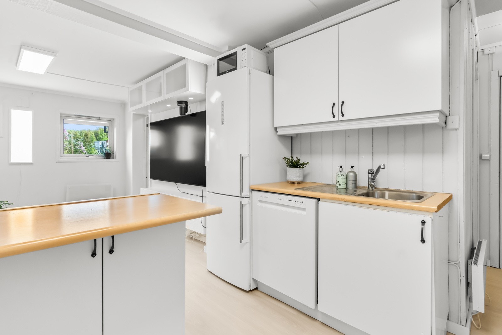 Kjøkkenet har integrert oppvaskmaskin og frittstående komfyr og kjøl/fryseskap. Galleribilde