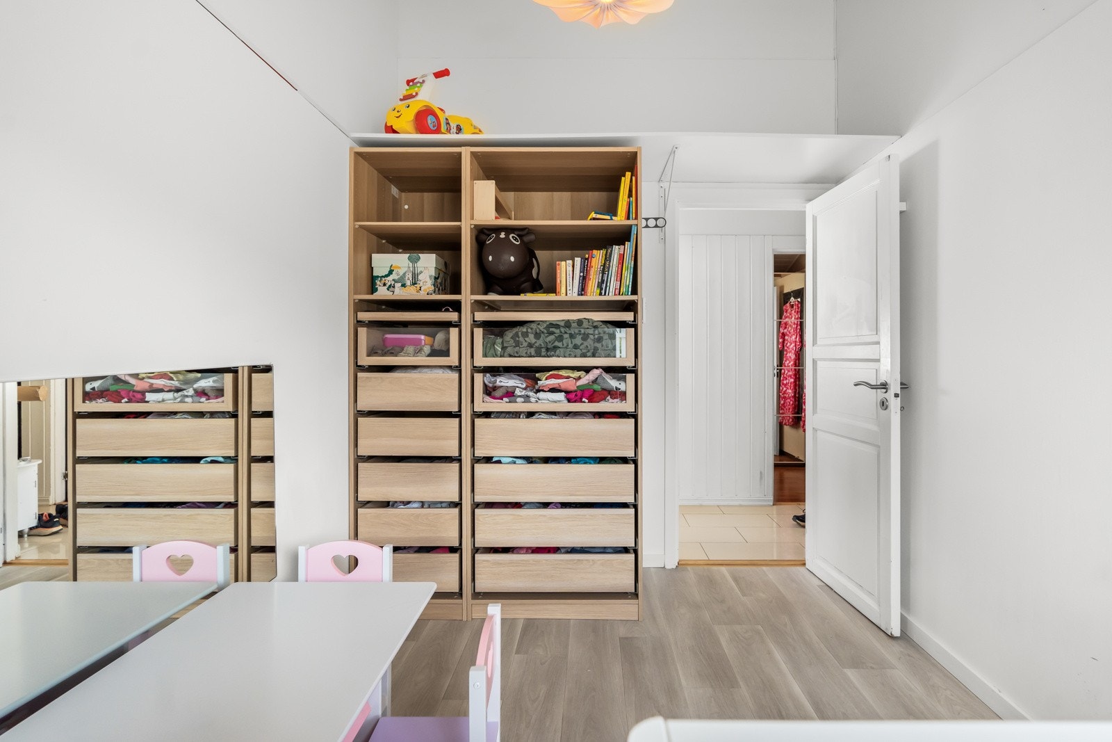 Her er det plass til seng, kontorpult og garderobeskap. Galleribilde