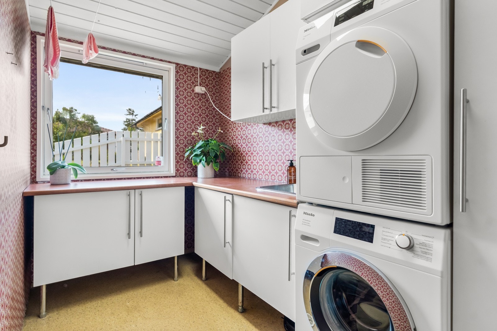 Boligen har eget vaskerom med god lagringsplass og opplegg for vaskemaskin og tørketrommel. Galleribilde