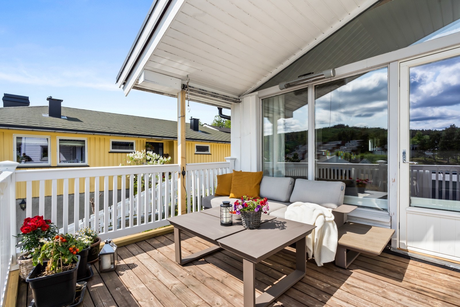 Verandaen har god plass til utemøblement og har veldig gode solforhold! Galleribilde