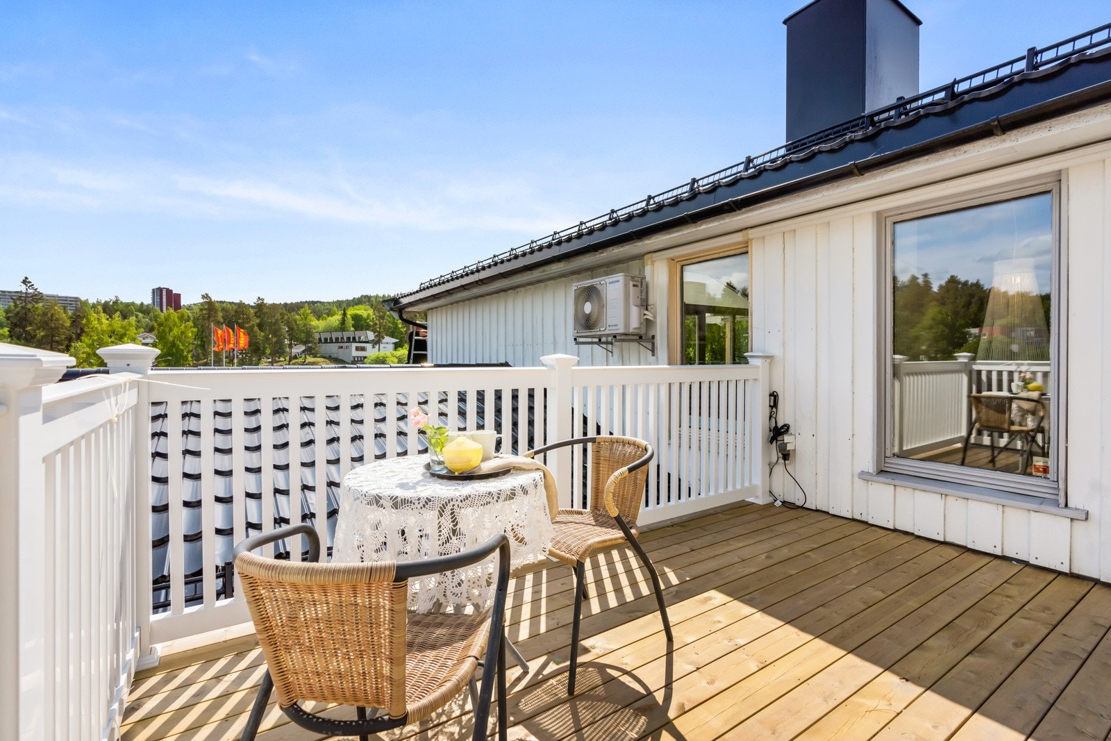 Ta med deg morgenkaffen og en god bok på varme dager. Galleribilde