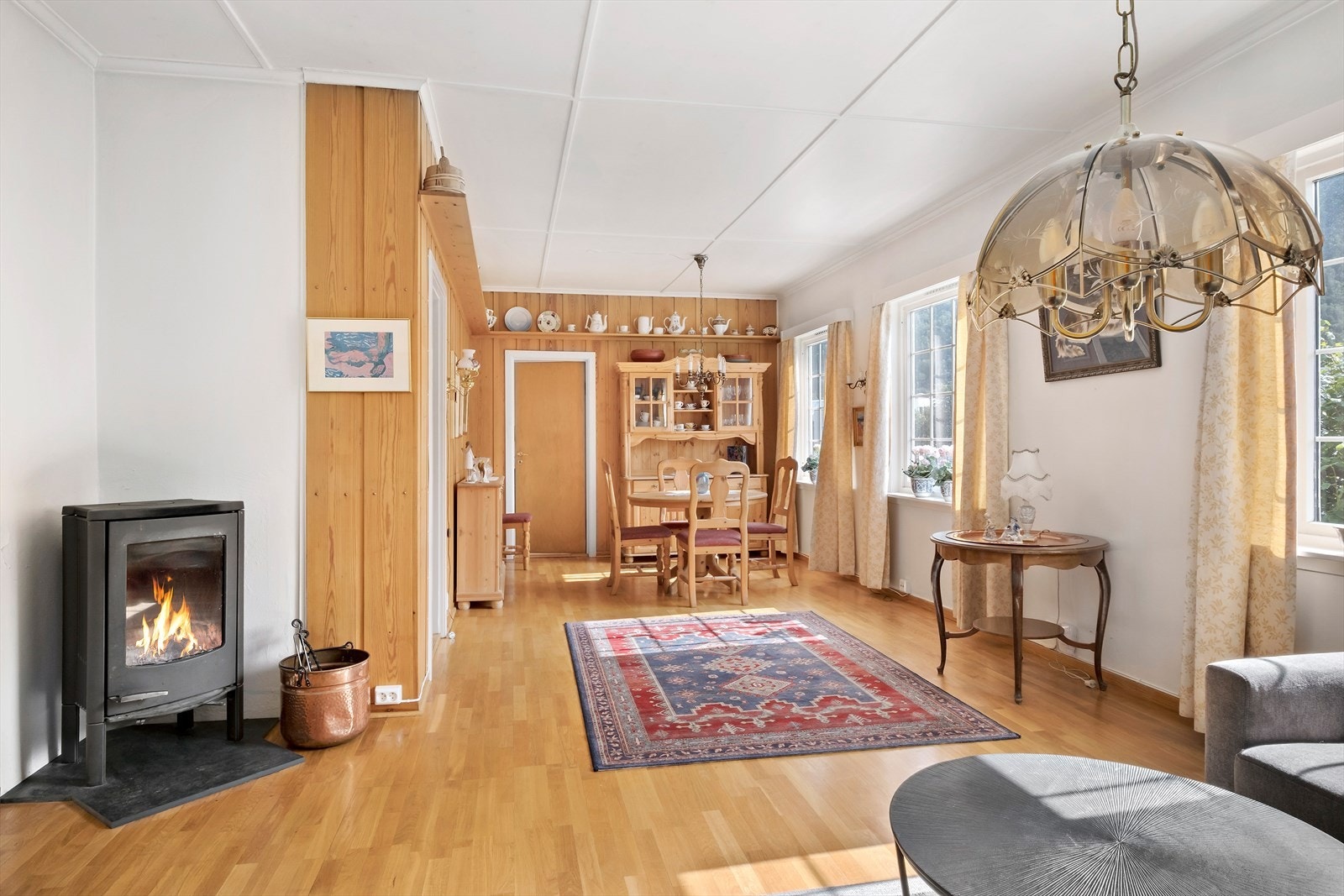 Den gode takhøgda gjer at rommet følast enda større og romsligare. Koseleg vedomn. Galleribilde