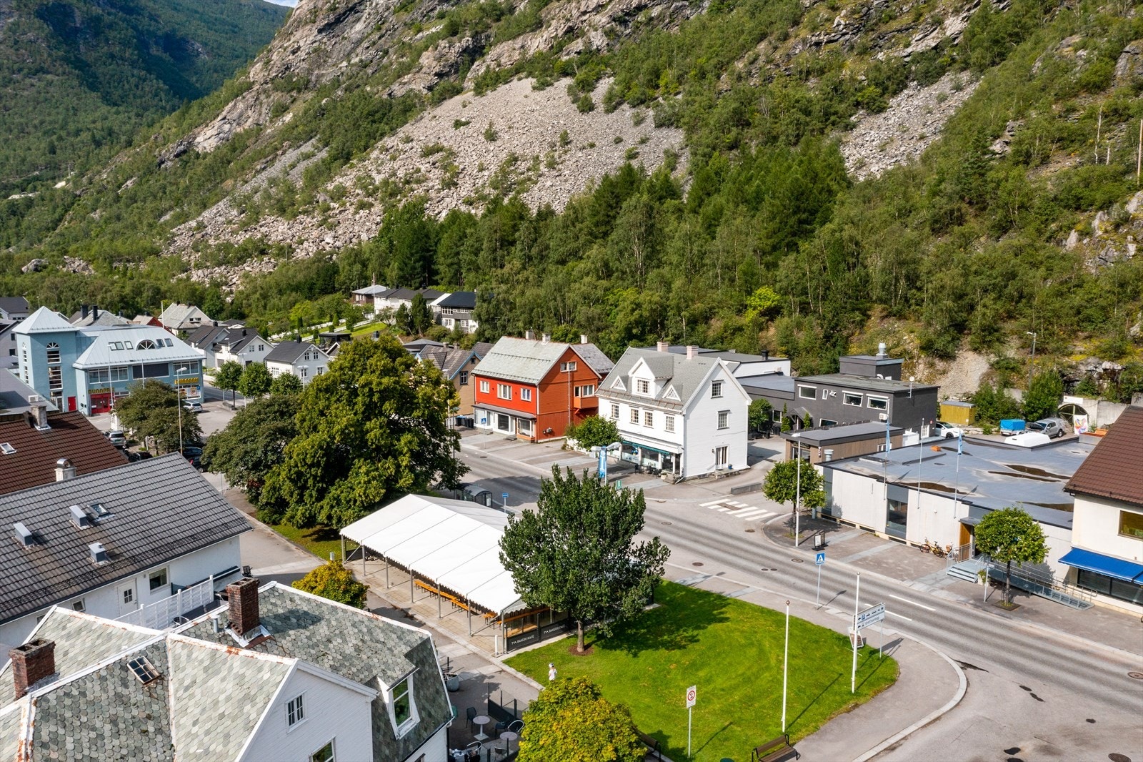 Bustaden er plassert midt i sentrum med enkel tilgang til alt ein treng i kvardagen. Galleribilde