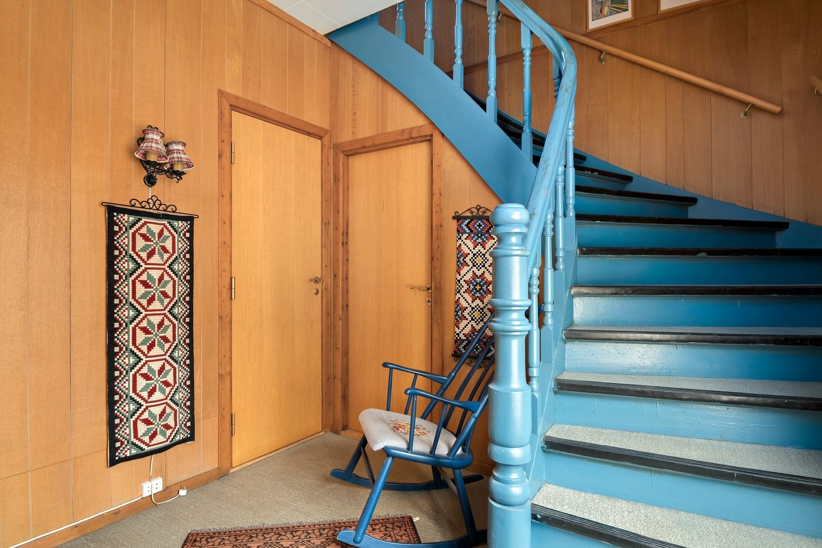Hall i første etasje føre ein til både kjellar og vidare opp til andre og tredje etasje. Galleribilde