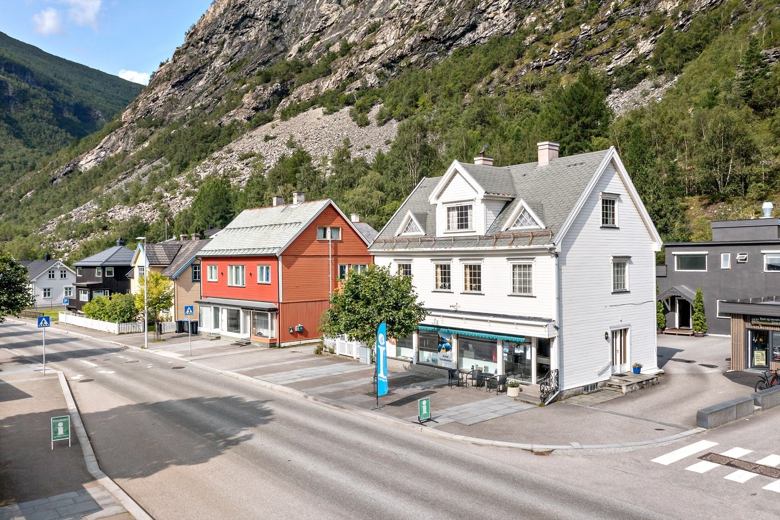 Innhaldsrik einebustad med stort potesiale midt i sentrum av Øvre Årdal. Galleribilde