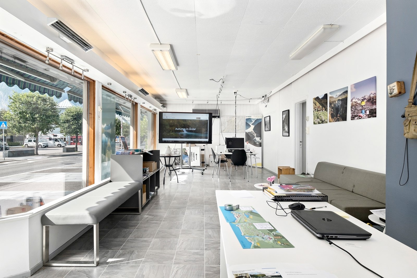 I bustadens første etasje har det til no vore utleige av næringslokale. Galleribilde