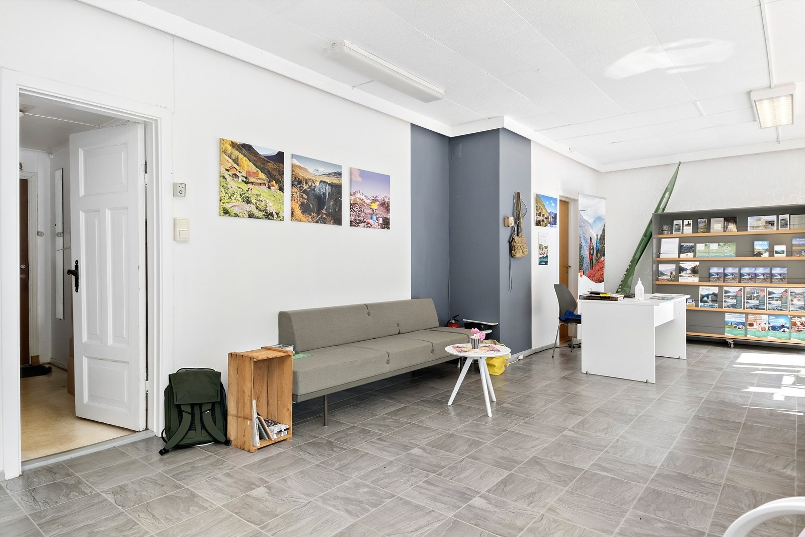 Omtrent heile første etasje har vore utleigedel til fordel for næring. Galleribilde
