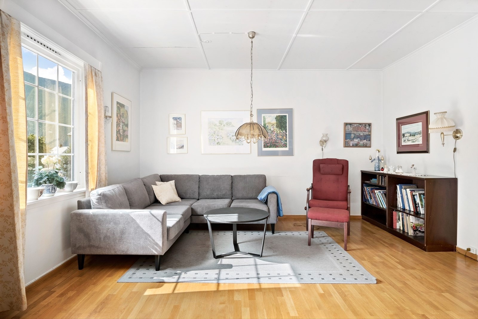 Romsleg stove med store vindaugsflater Galleribilde