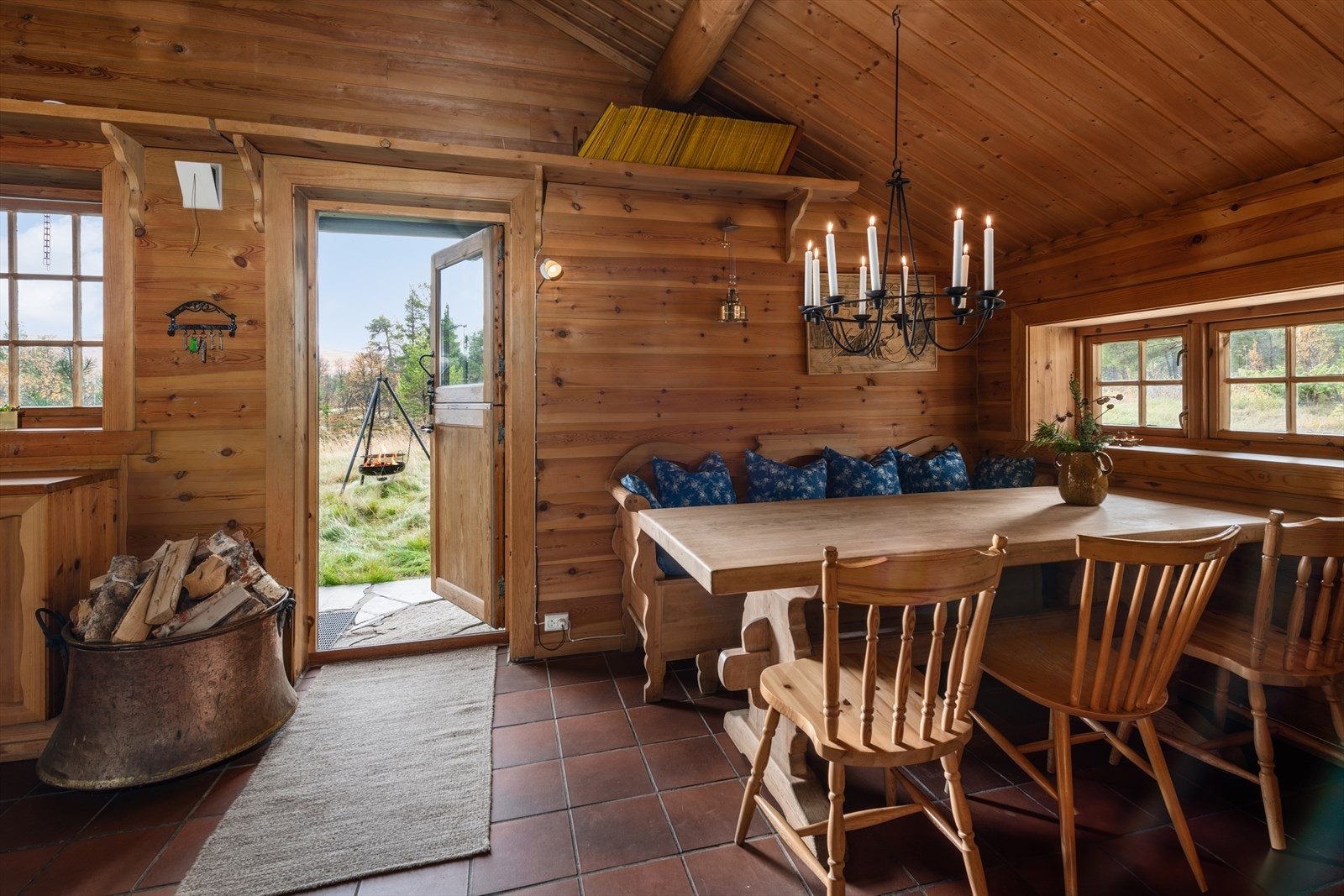 Til høyre for inngangsdøren er det to utvendige boder. Galleribilde