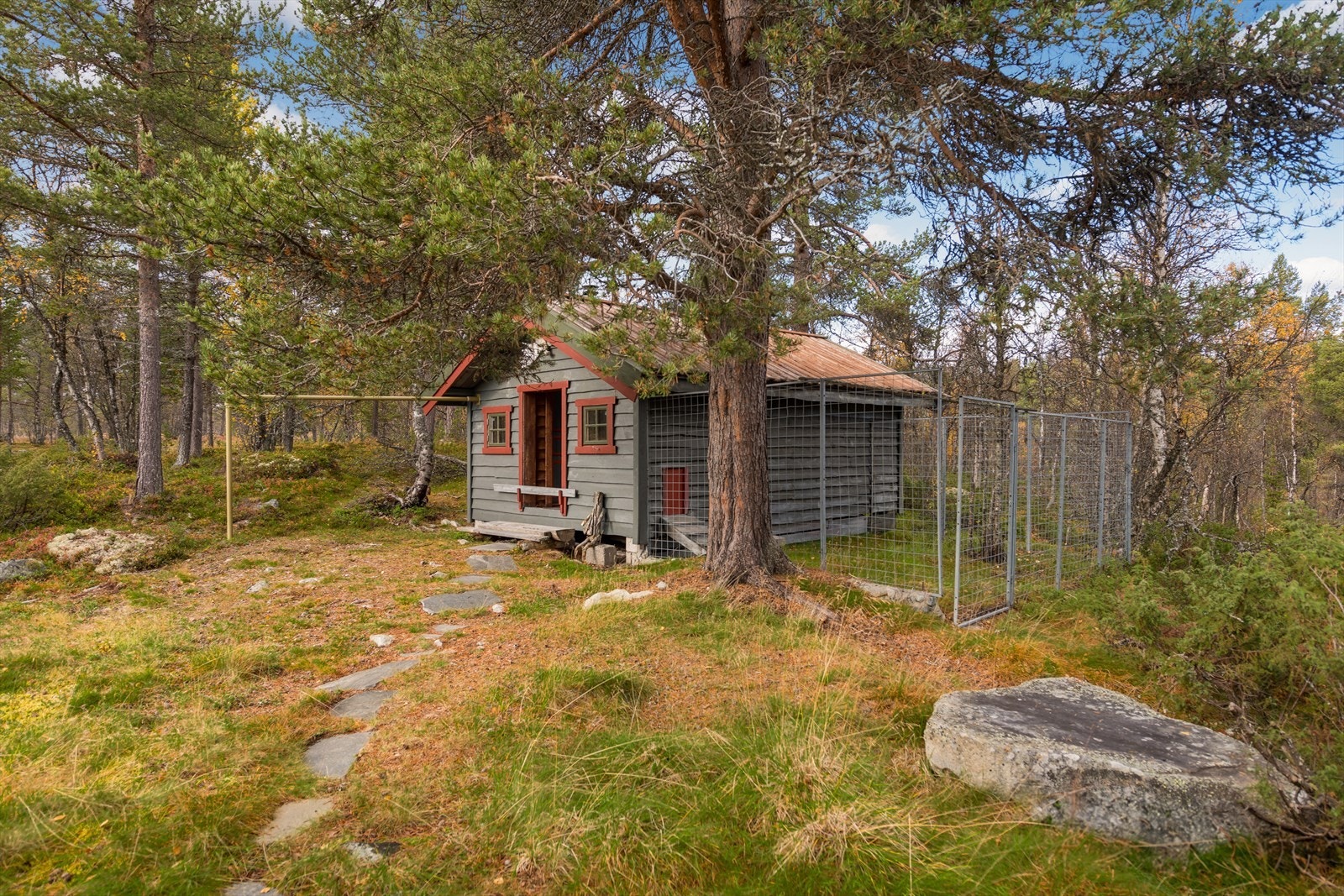 Uthus med utedo, vedskjul og hunderom/hundegård Galleribilde