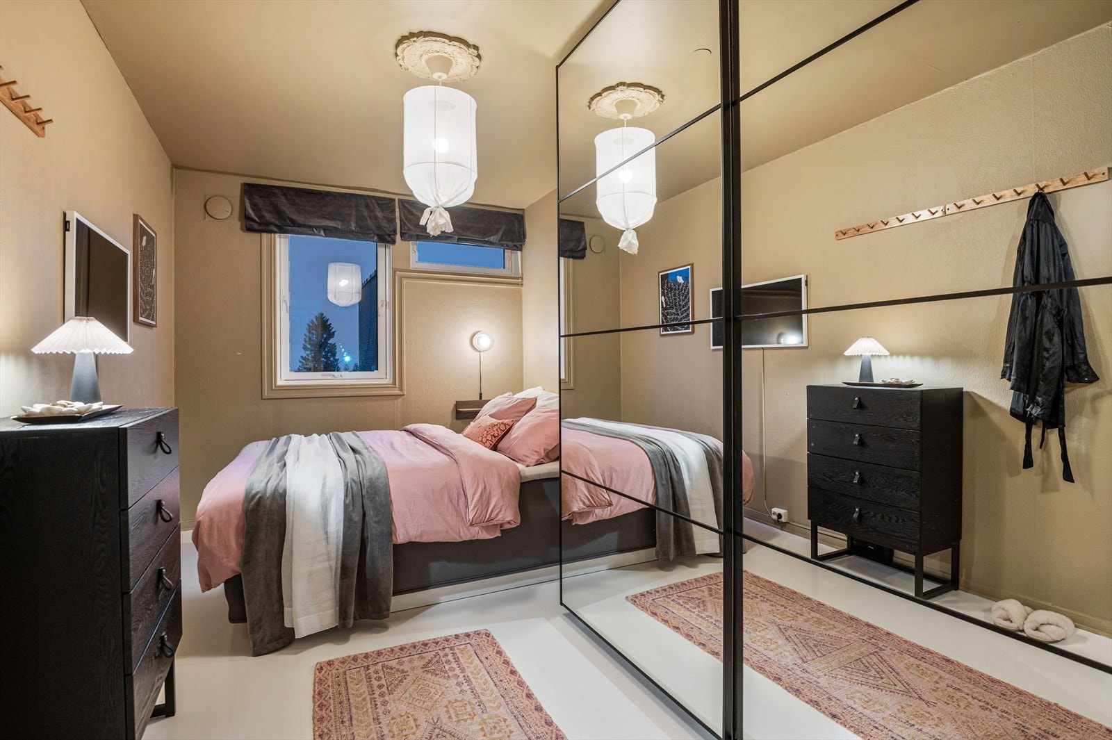 Soverommet er på gode 10,5 m² og har plass til stor seng og garderobeløsning. Galleribilde