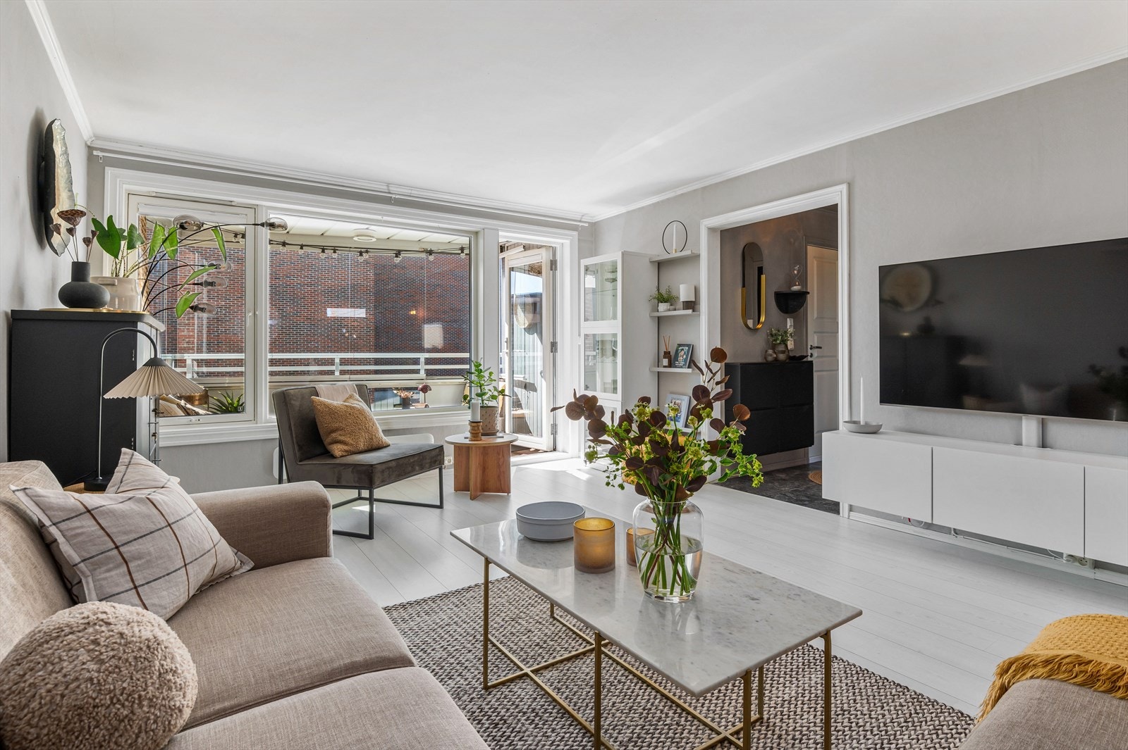 Det er god plass til sofahjørne og annet ønsket møblement. Galleribilde