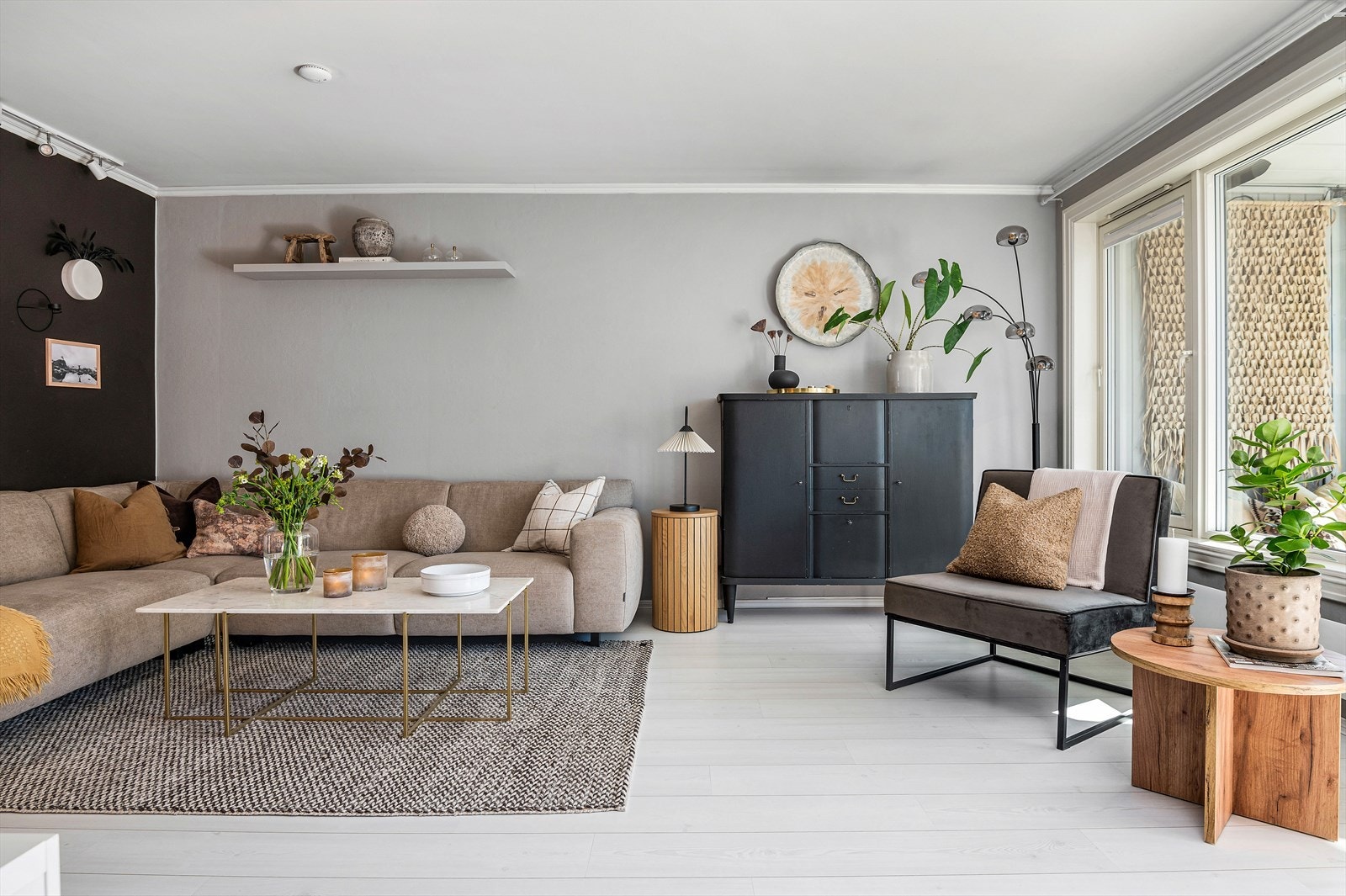 Leiligheten har tidsriktige og moderne farge- og materialvalg. Galleribilde