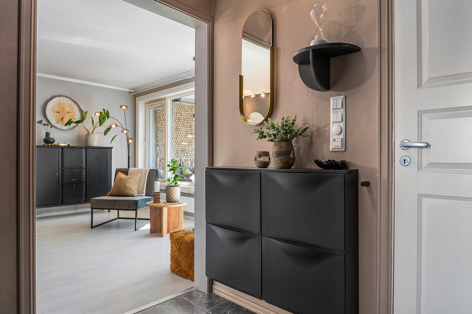 Videre fra stuen er det en entré med inngang til baderommet og soverommet. Galleribilde