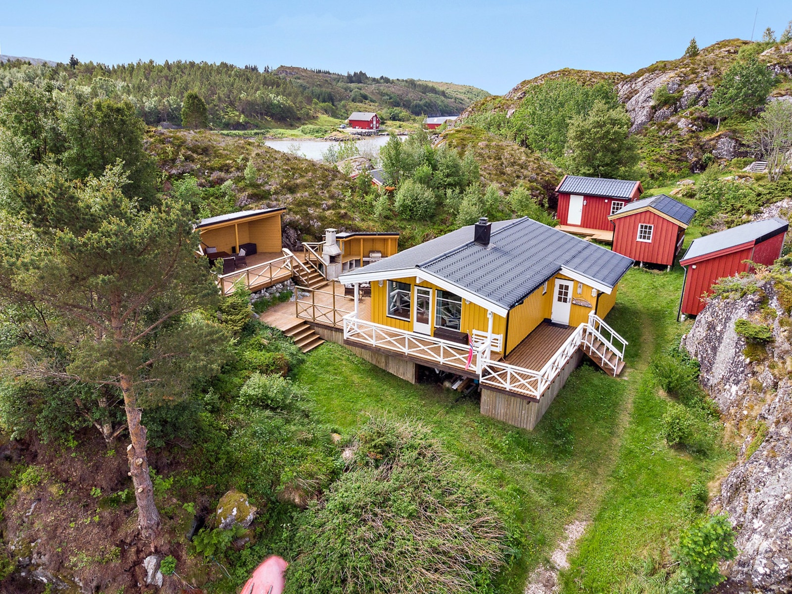 Eiendommen består av hytte, to anneks og bod Galleribilde