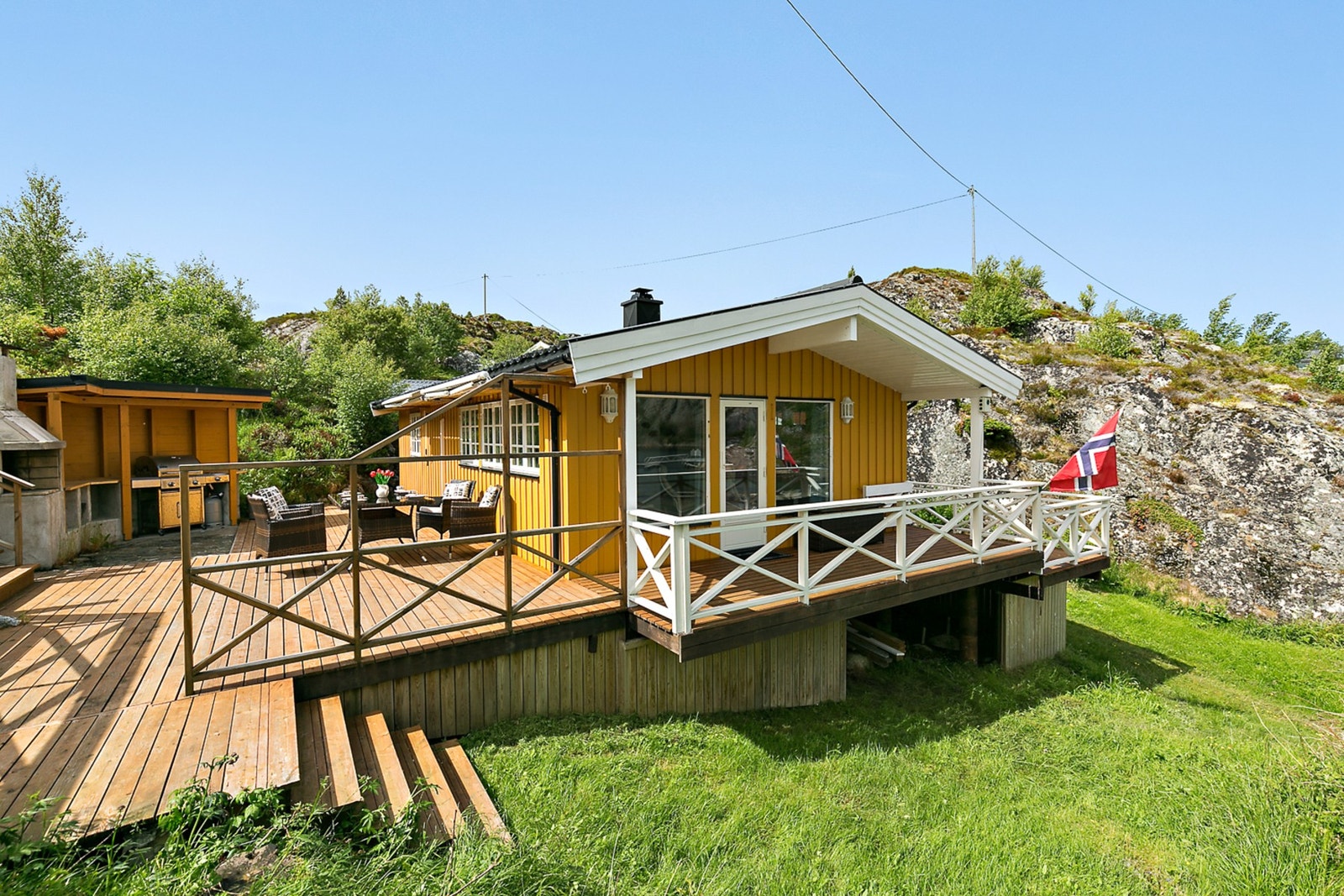 Idyllisk fritidseiendom med flott beliggenhet på Aksetøya på Fjellværøy Galleribilde