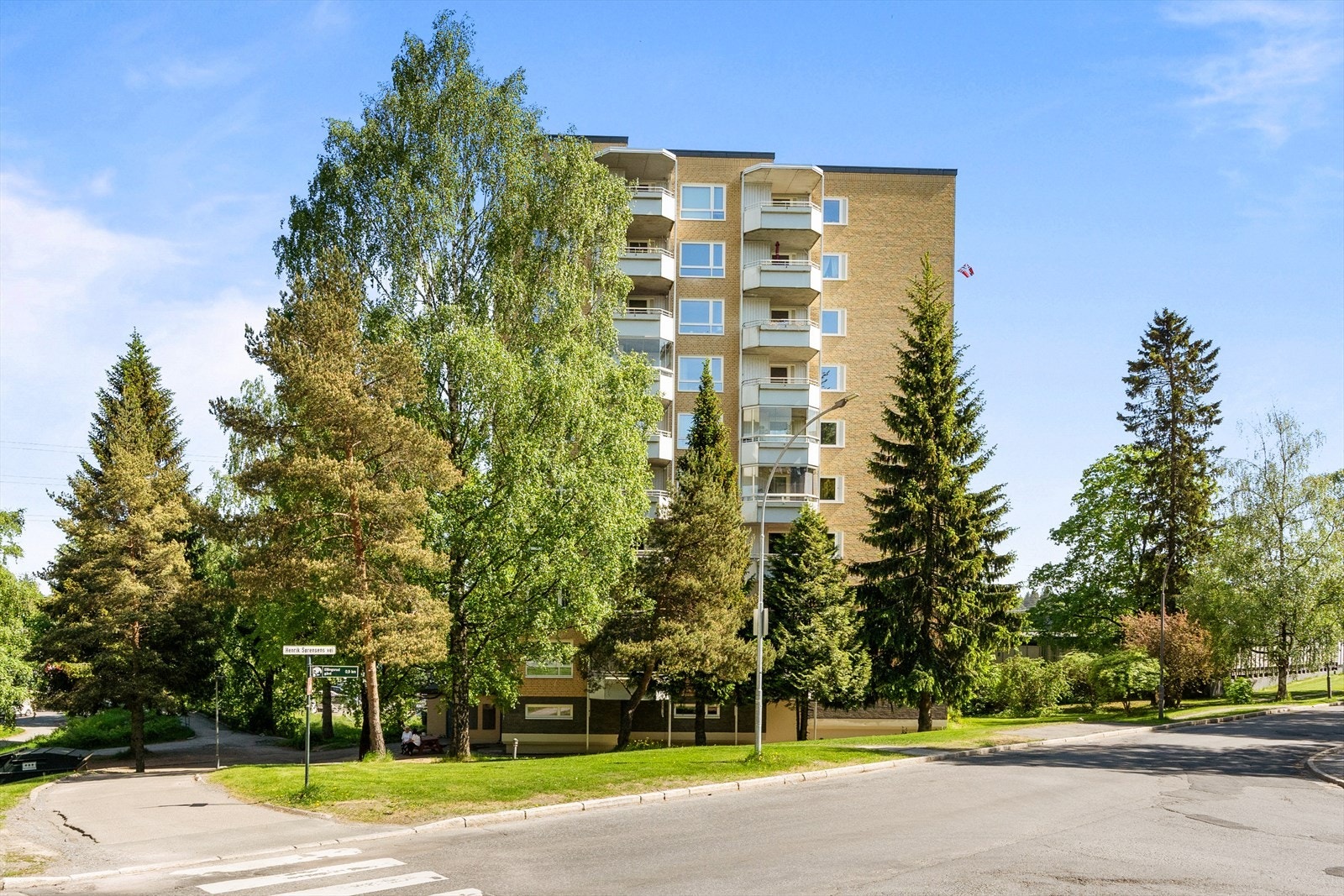 Pent opparbeidede utearealer, plener og beplantning. Galleribilde