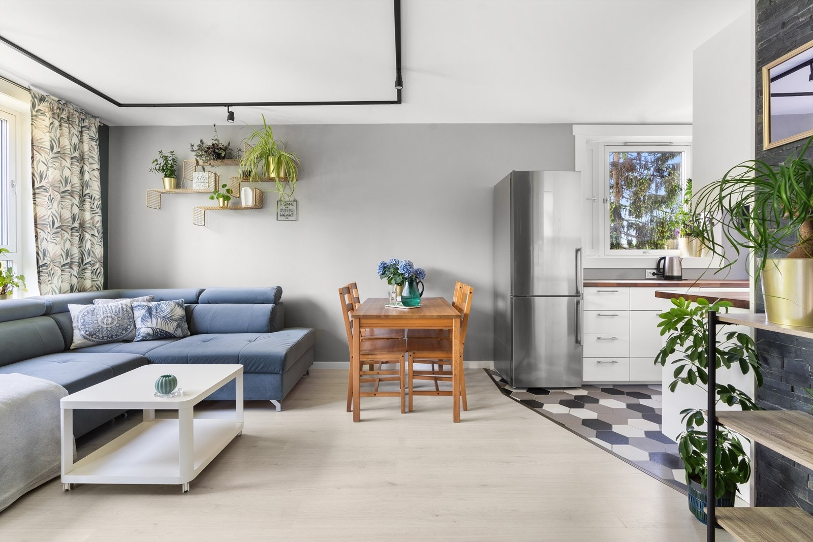 Stuen er pent innredet med lyst laminatgulv, delikat farger på veggflatene, og har god plass til både sofagruppe, tv-løsning og spisebord. Galleribilde