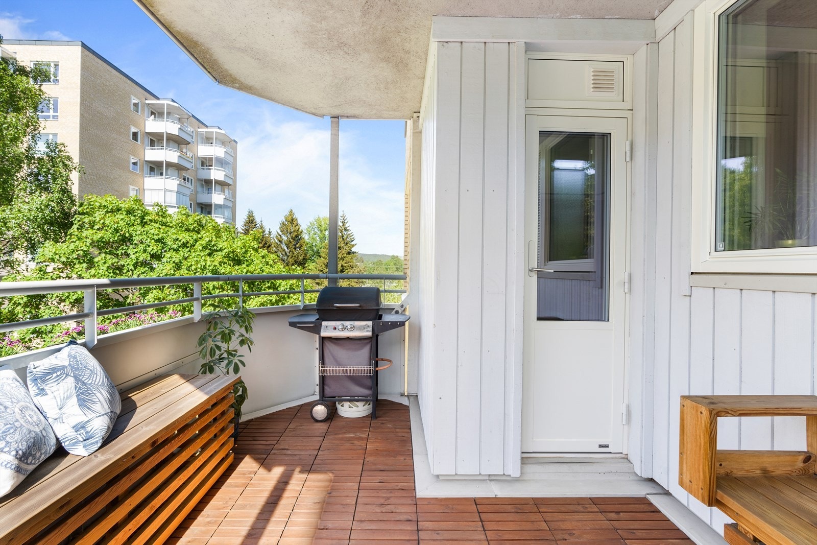 Her er det plass til sittegruppe, mindre spisebord, grill m.m. Galleribilde