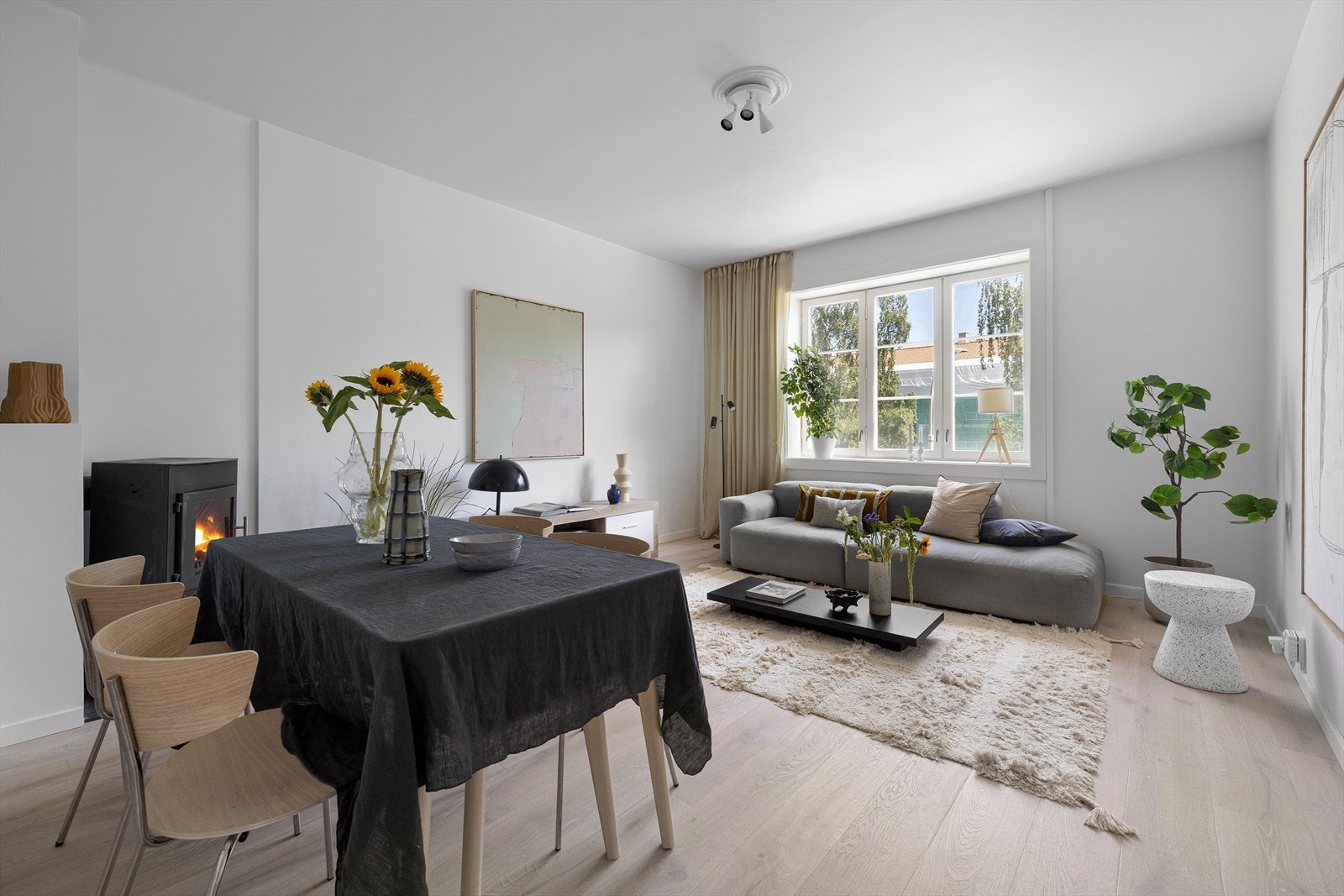 Lys, innbydende og romslig stue med flotte detaljer Galleribilde