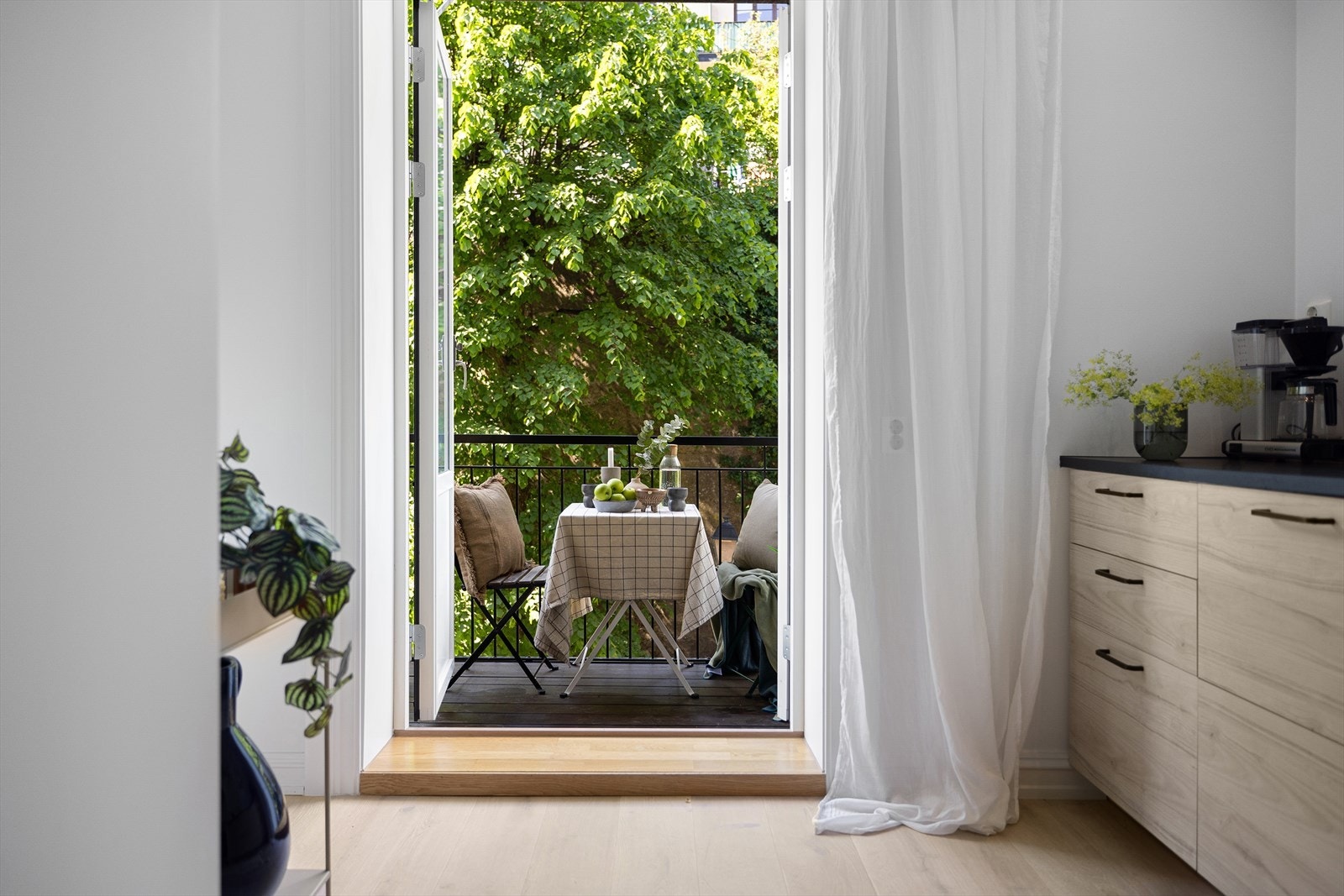 Balkongen har et grønt og fint utsyn, vendt mot indre gård Galleribilde