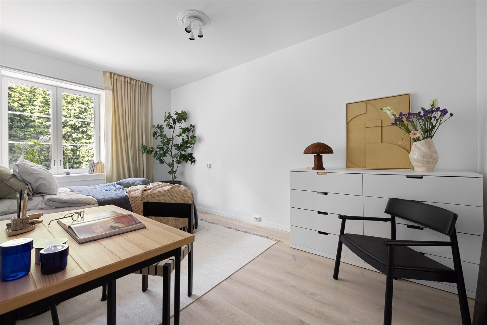 Her er det rikelig med plass til dobbeltseng, nattbord på hver side og garderobeskap Galleribilde