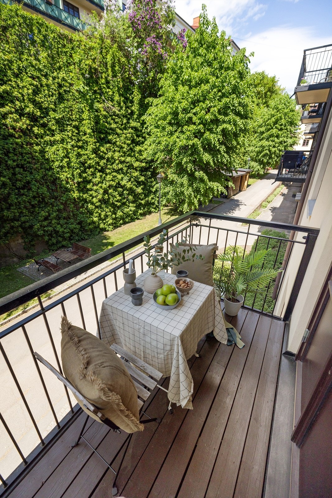 Fra kjøkkenet er det utgang til en vestvendt balkong på ca. 3 kvm. Galleribilde