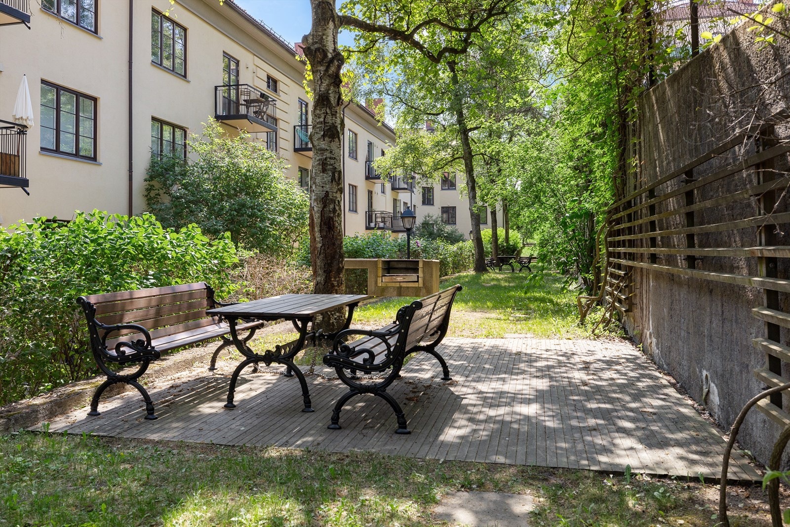 Hyggelige utearealer med sittegruppe og beplantning Galleribilde