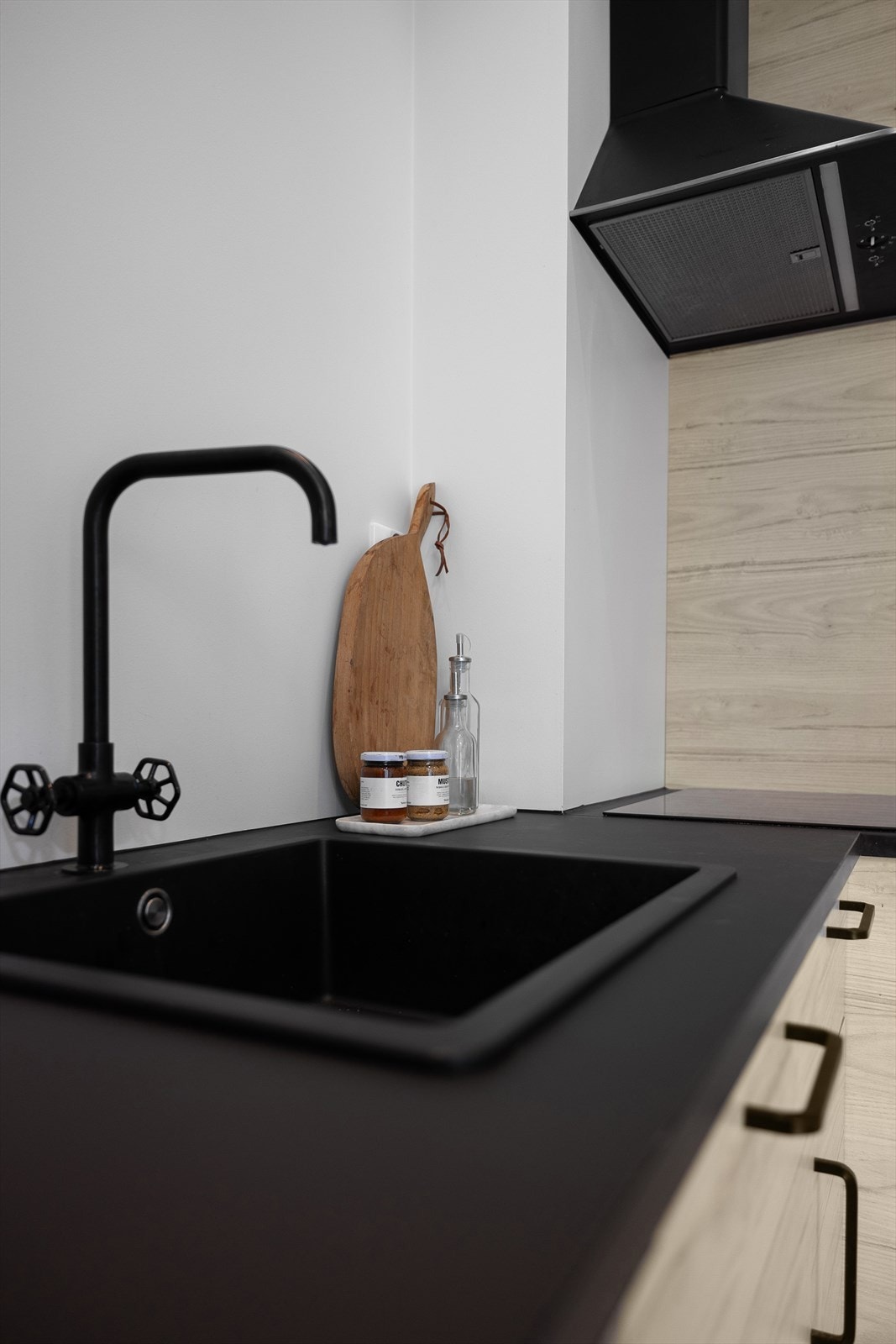 Separat og stilsikkert kjøkken fra Ikea. Tidsriktig innredning med glatte fronter og benkeplate i laminat Galleribilde