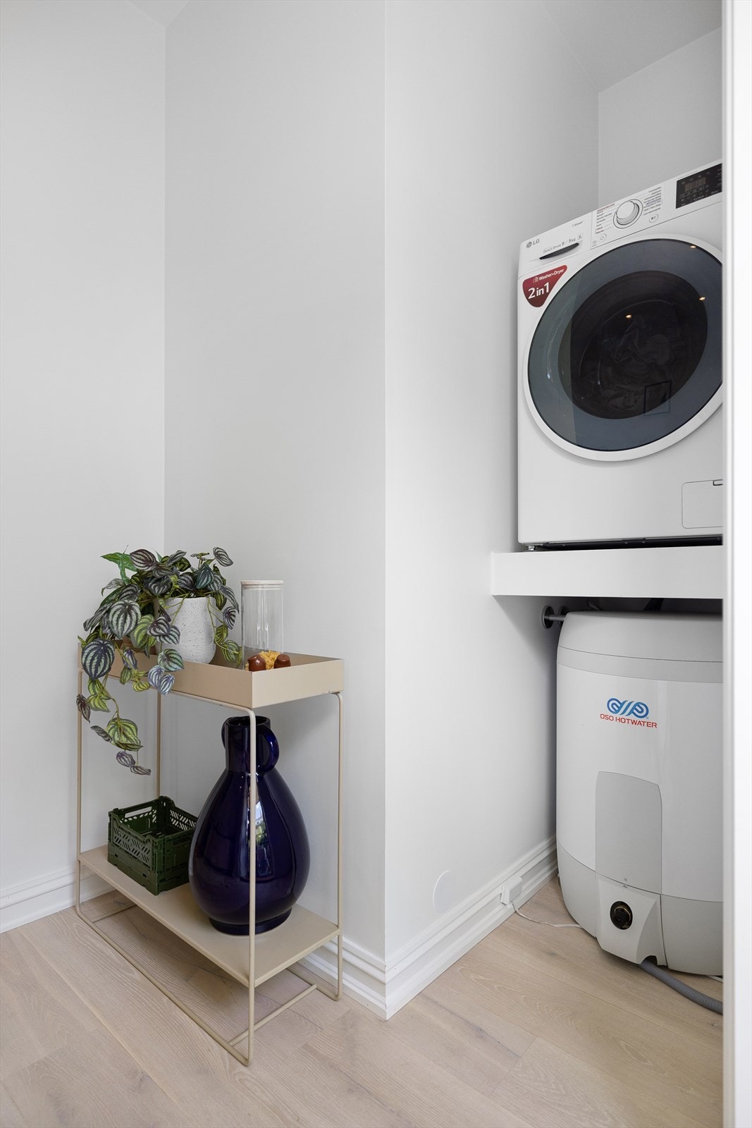 Det er opplegg for vaskemaskin og varmtvannsbereder på kjøkkenet Galleribilde