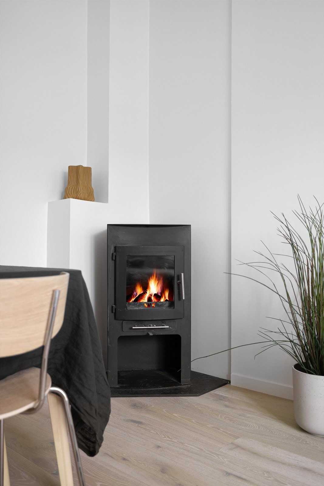 Peisovnen varmer godt, og gir en lun og hyggelig atmosfære Galleribilde