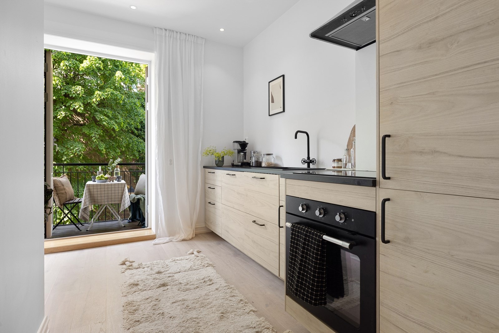 Boligen er har gjennomgått omfattende oppussing med nytt kjøkken og bad, elektrisk anlegg, nytt en-stavs parkettgulv og øvrige overflater Galleribilde