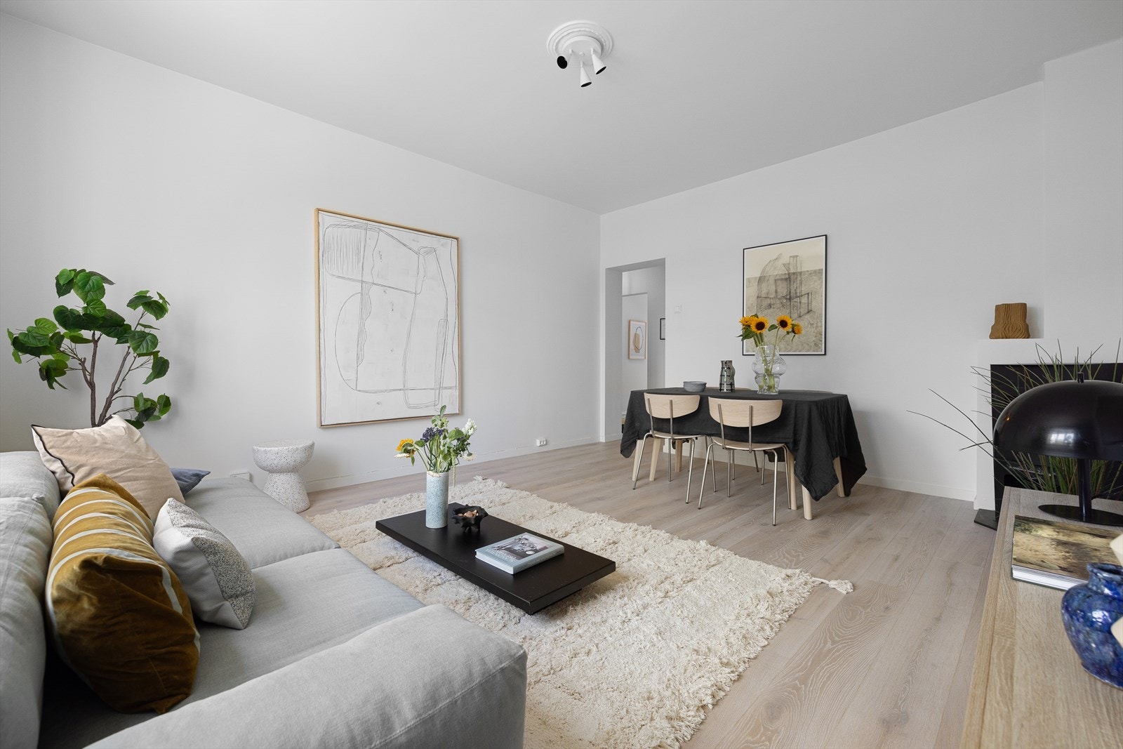 Rommet har lyse overflater, pen en-stavs parkett og svært god takhøyde på 2,79M Galleribilde