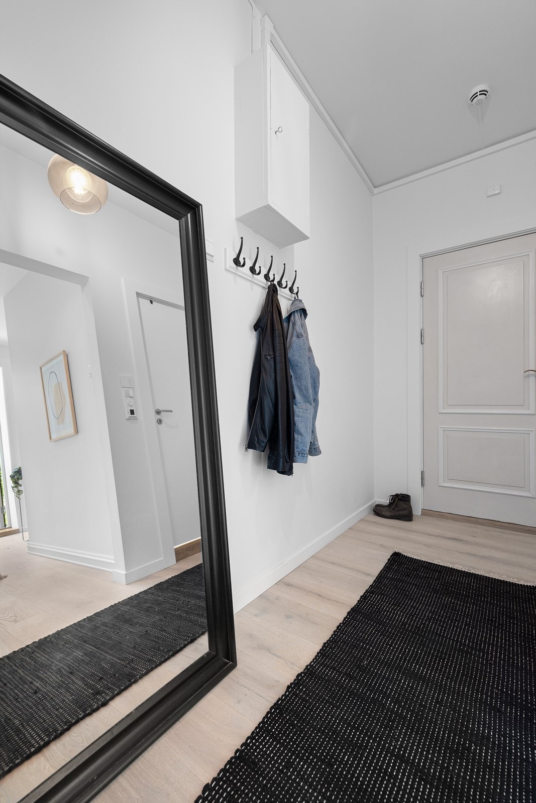 Velkommen inn! I gangen er det plass til knagger og skohylle for oppbevaring av yttertøy Galleribilde