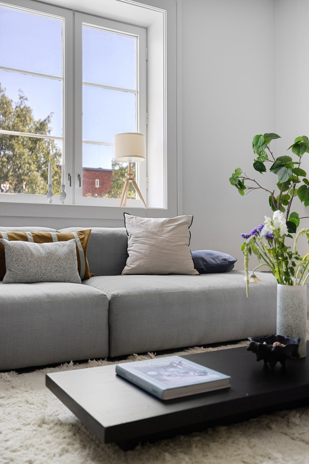 Rommet har stort vindu med åpent og fint utsyn Galleribilde