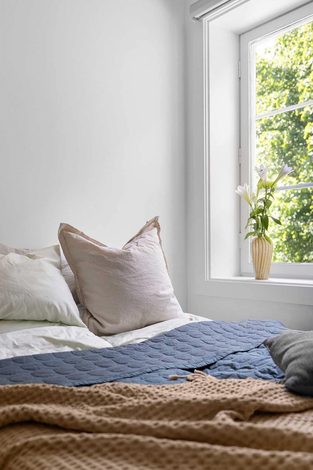 Soverommet har stort vindu som sikrer godt med lys og luft. Soverommet vender mot indre gård Galleribilde